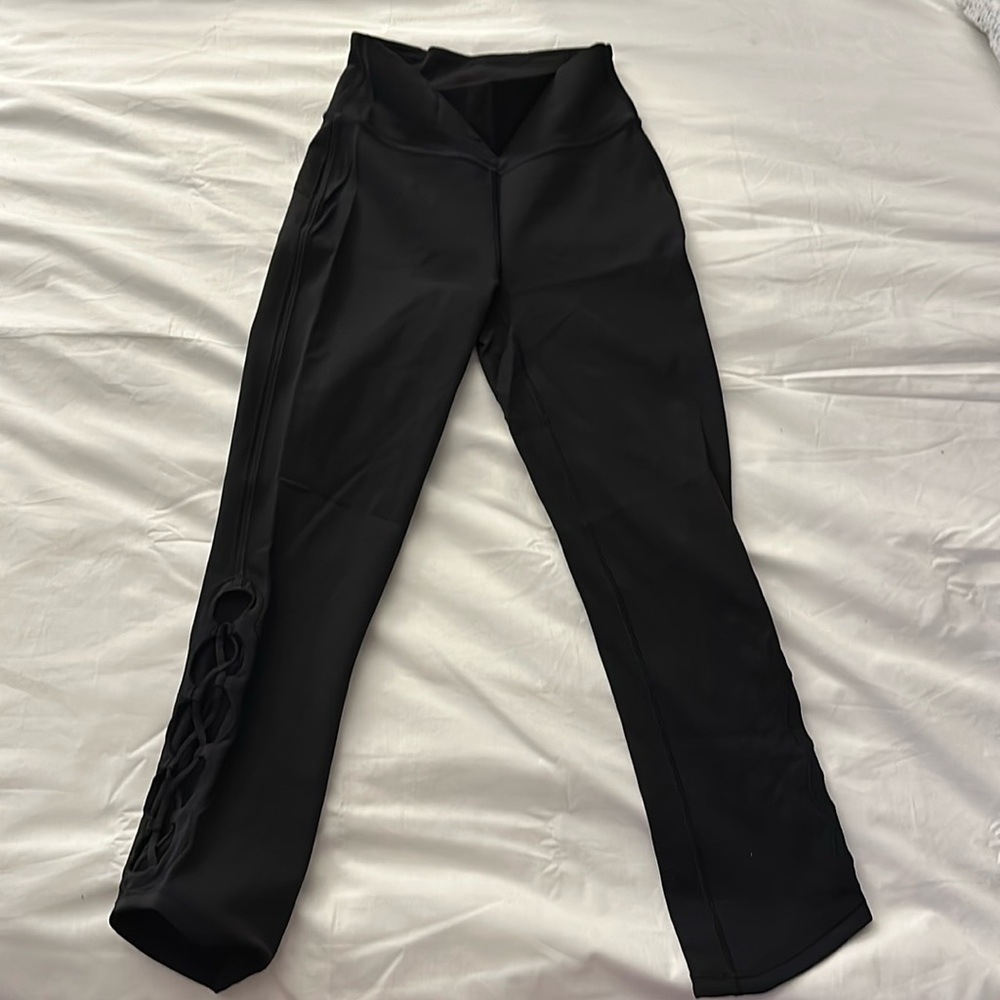 Lululemon athletica wunder under capri leggings with looping with looping accent